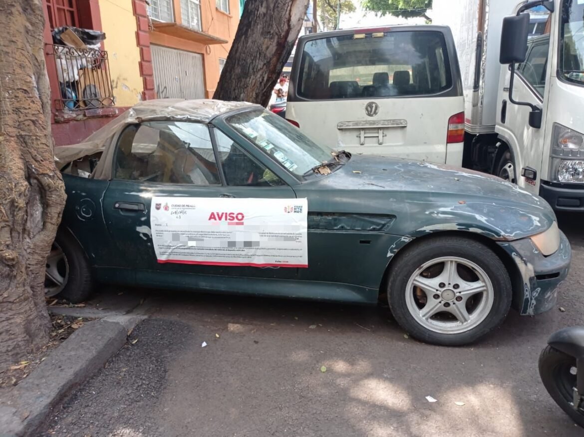 Alcaldía Cuauhtémoc remite a personas por cobros indebidos en vía pública y enfajilla autos en estado de abandono