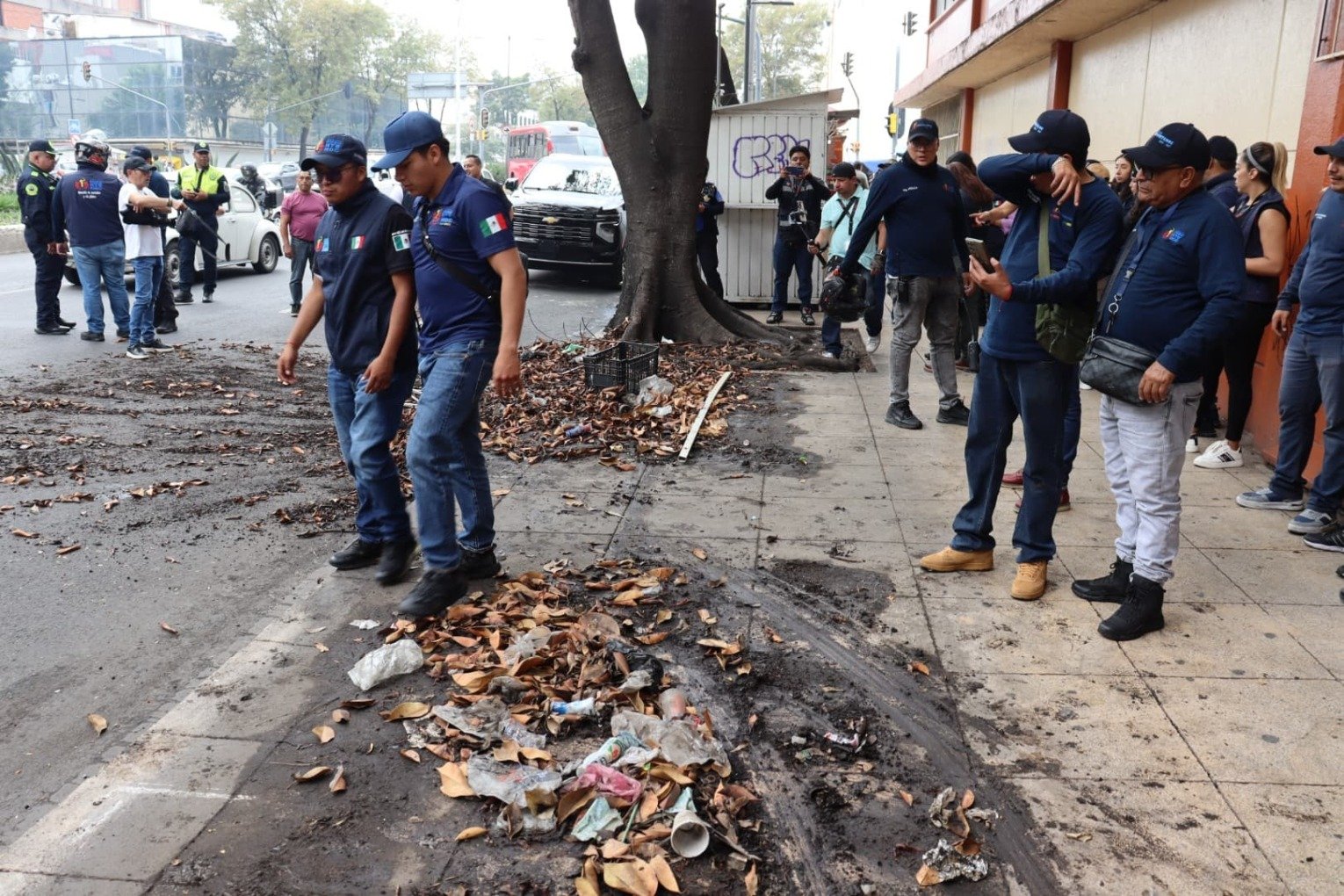 Ale Rojo de la Vega encabeza operativo para el retiro de puestos metálicos