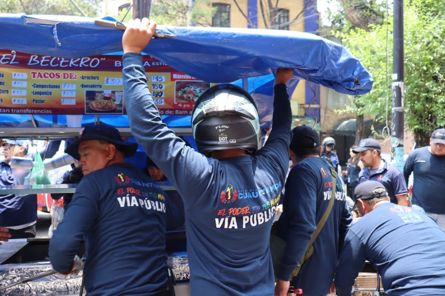 Ale Rojo de la Vega encabeza operativo para el retiro de puestos metálicos