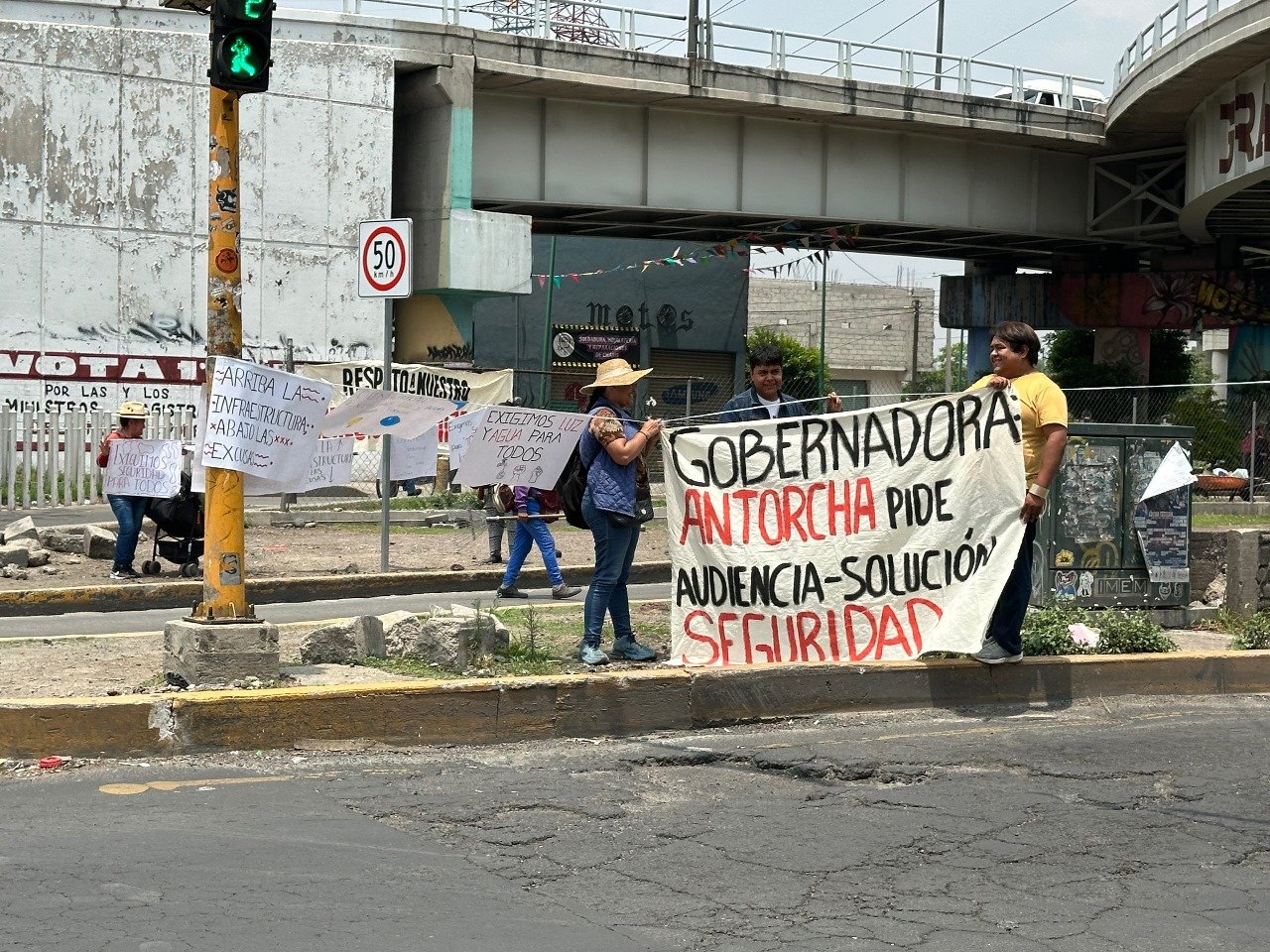 Vecinos de Chimalhuacán exigen audiencia con Delfina Gómez por falta de obras y servicios