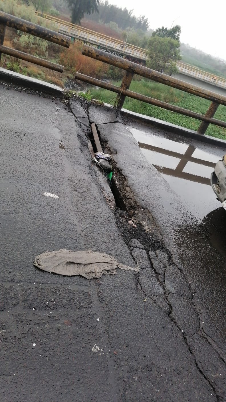 Choferes de la Ruta 69 sacan el agua estancada en Periférico Oriente ante abandono de autoridades