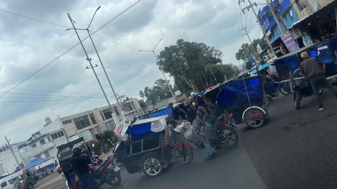 Bloquean mototaxistas la México-Texcoco; vecinos acusan a “El Mimoso” de orquestar movilización