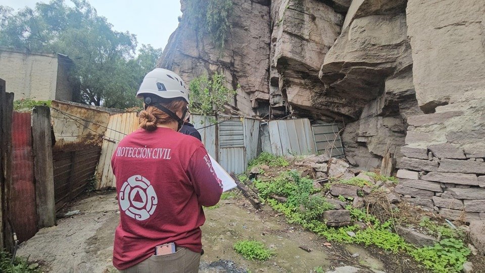 Deslave en La Cantera pone en riesgo a 19 familias; evacúan por prevención