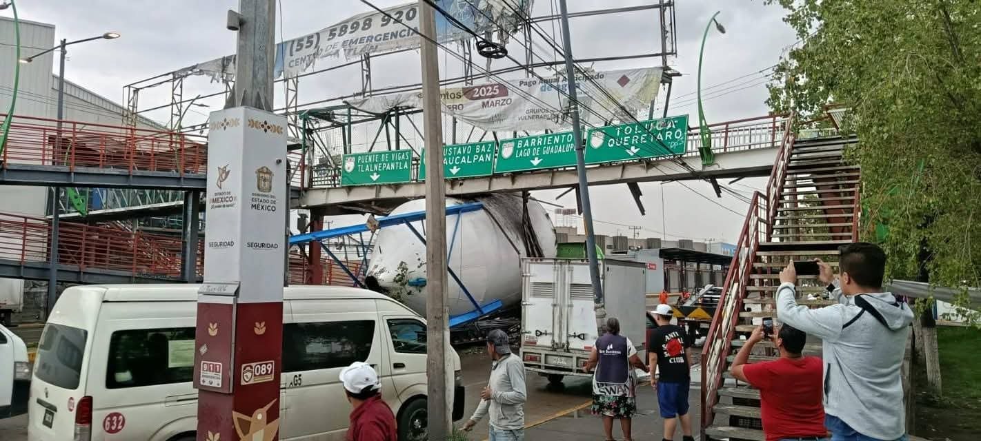 Tráiler derriba puente peatonal y colapsa la vía López Portillo