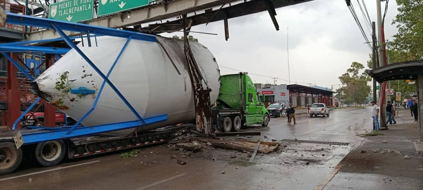 Tráiler derriba puente peatonal y colapsa la vía López Portillo