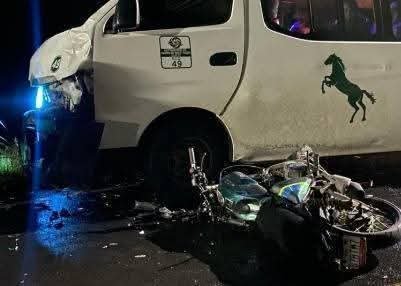 Muere motociclista tras chocar contra combi en carretera de Texcoco
