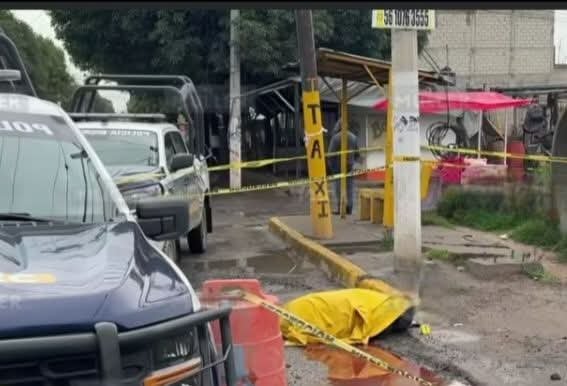 Balean a tripulantes de automóvil en cruce de Ojo de Agua