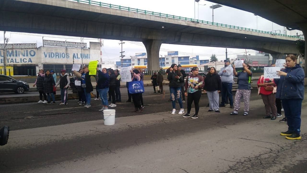 Vecinos bloquean Periférico en Naucalpan para exigir agua