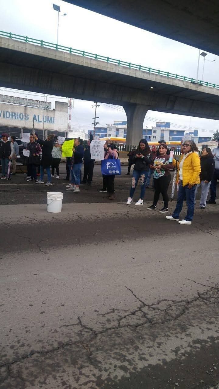 Vecinos bloquean Periférico en Naucalpan para exigir agua