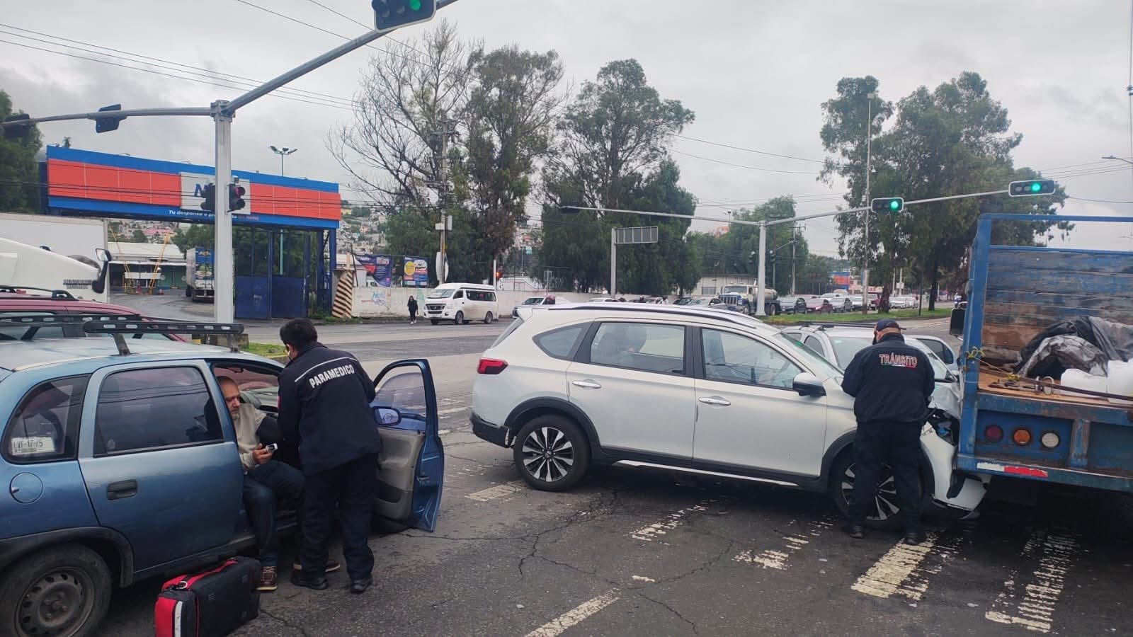 Choque múltiple en vía Morelos deja cuatro lesionados