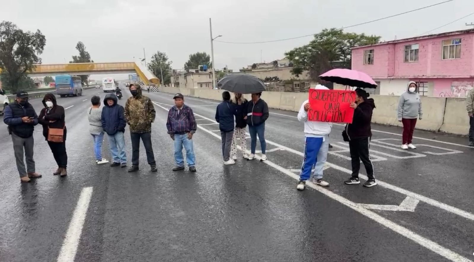 Vecinos bloquean autopista México-Pachuca; exigen reparación de camino peligroso