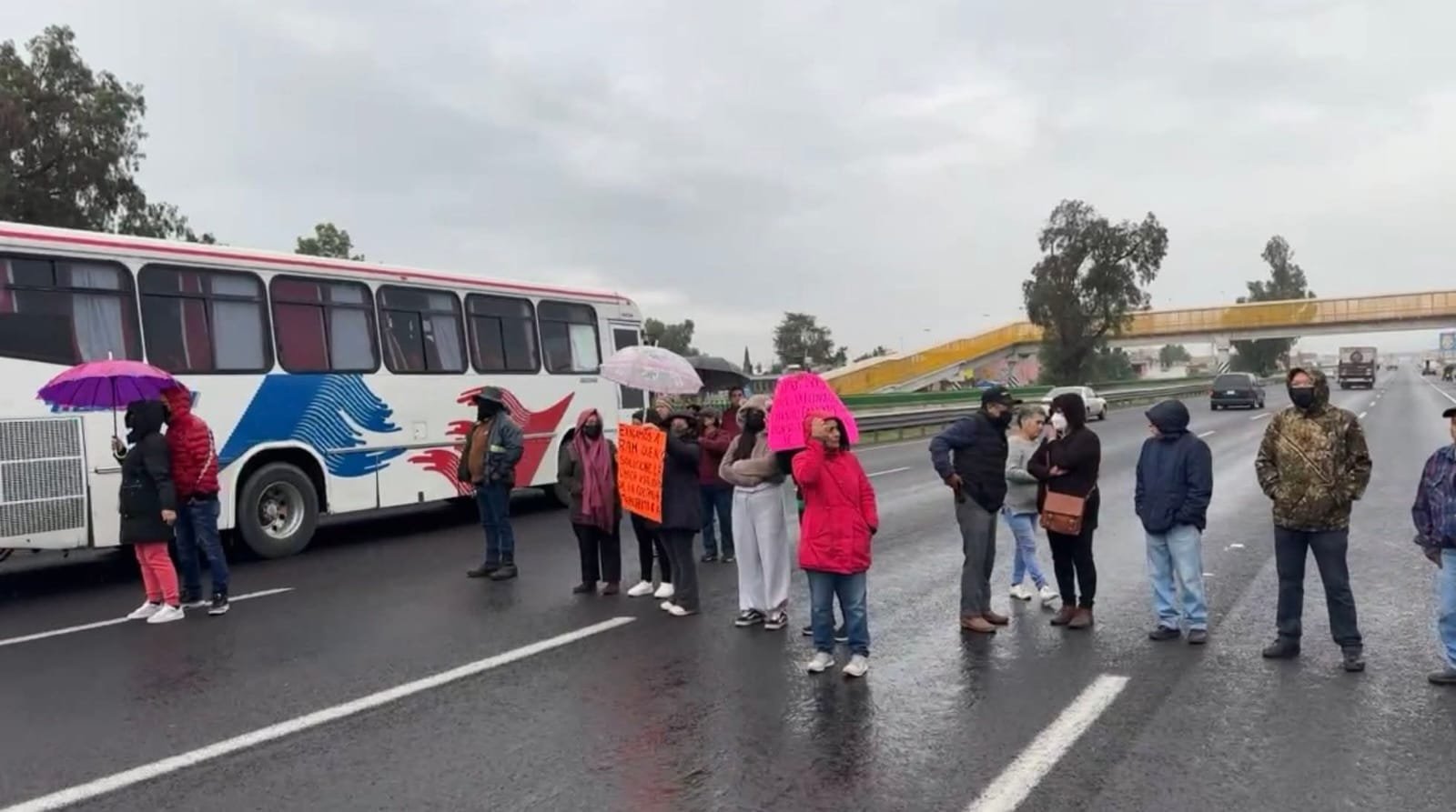 Vecinos bloquean autopista México-Pachuca; exigen reparación de camino peligroso
