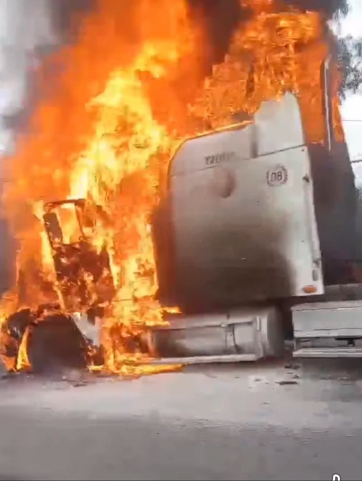 Se incendia tráiler en la México-Texcoco; alarma por cercanía a estación de gas LP