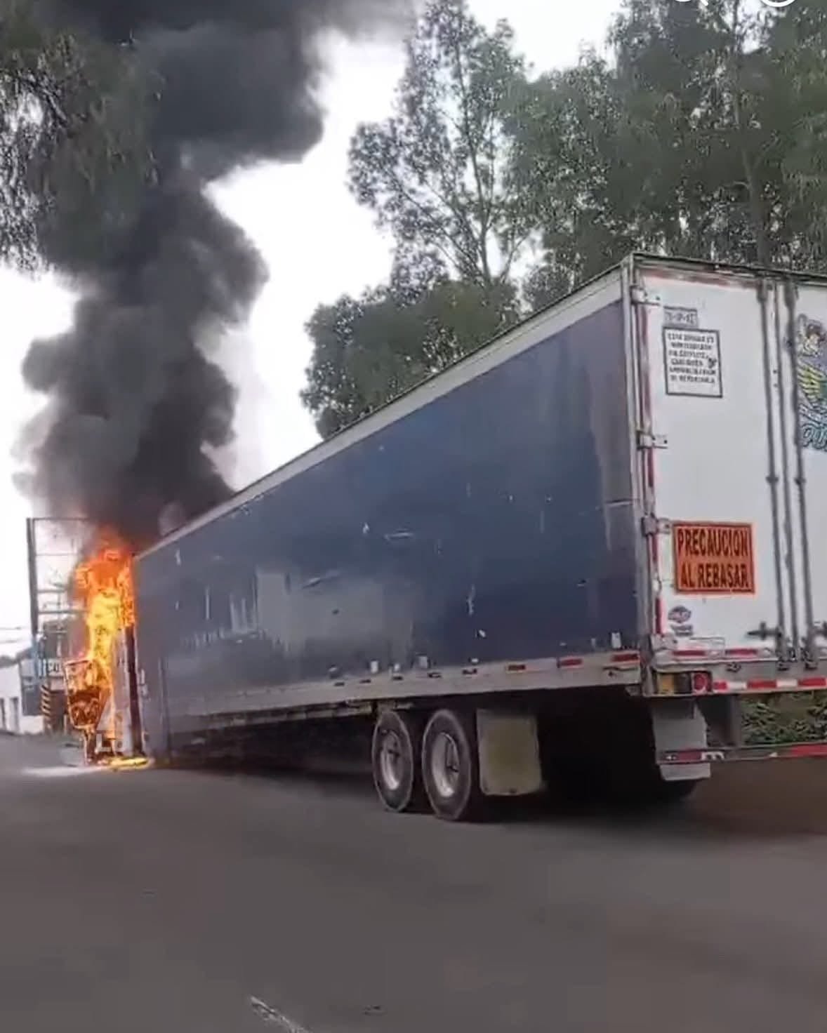 Se incendia tráiler en la México-Texcoco; alarma por cercanía a estación de gas LP