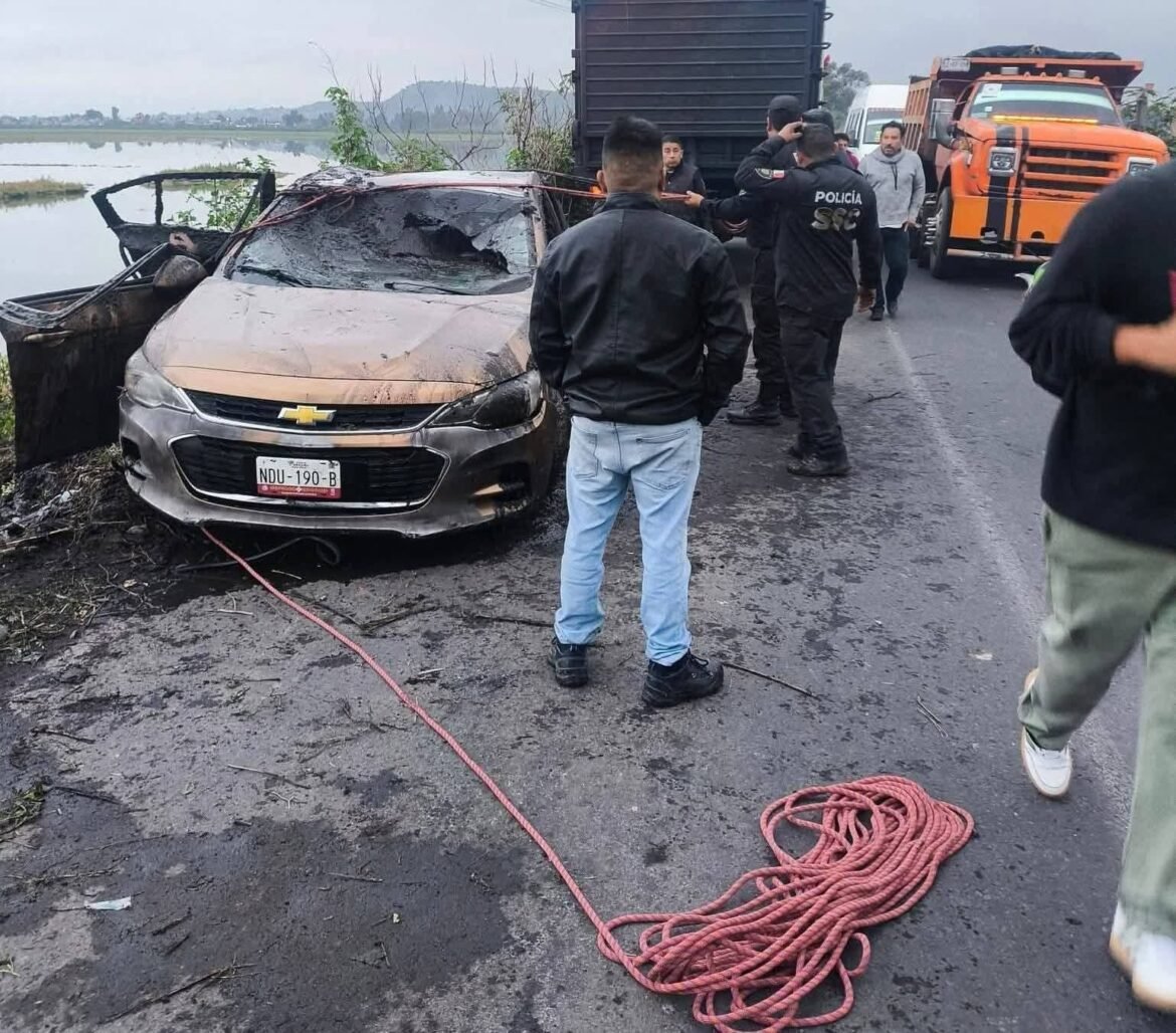 Caos en la Chalco-Tláhuac por rescate de auto que cayó a la laguna