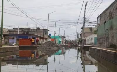 A cubetazos, vecinos de Chalco enfrentan inundaciones sin apoyo del gobierno