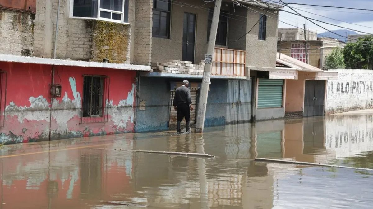 A cubetazos, vecinos de Chalco enfrentan inundaciones sin apoyo del gobierno