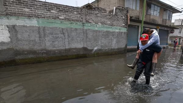 A cubetazos, vecinos de Chalco enfrentan inundaciones sin apoyo del gobierno