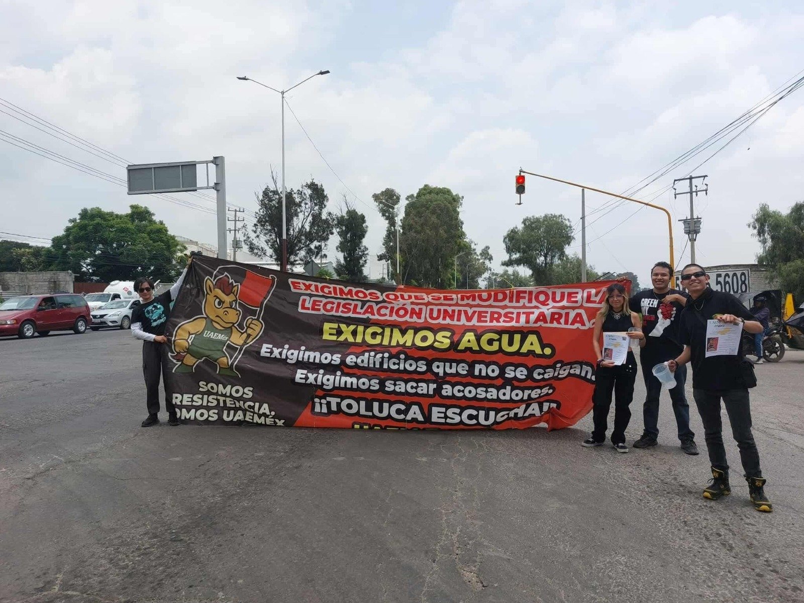Estudiantes de la UAEMex Texcoco botean en semáforos para exigir mejoras estructurales y justicia universitaria