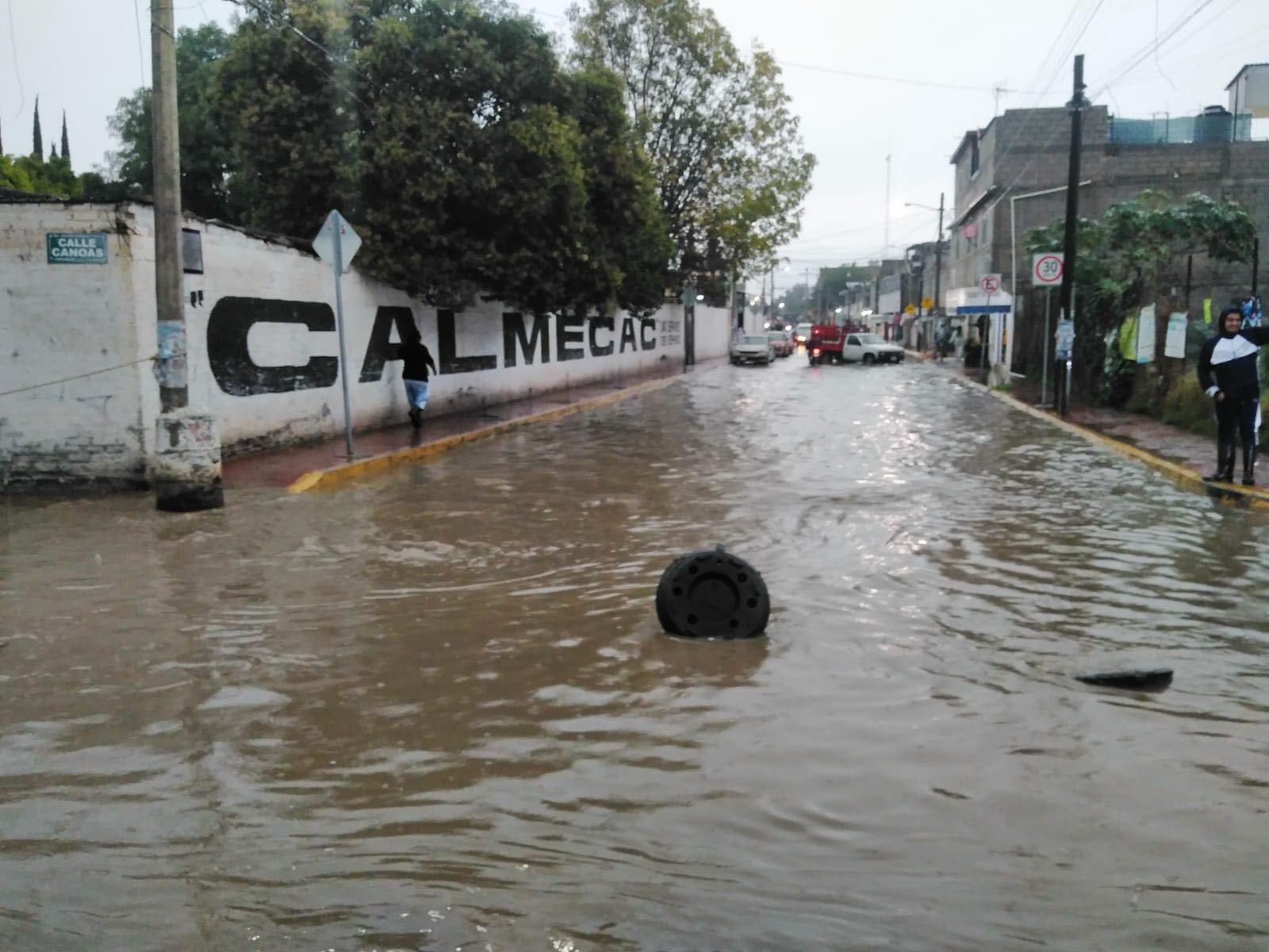 Inundación paraliza avenida del Peñón en Chimalhuacán; vehículos varados y autoridades ausentes