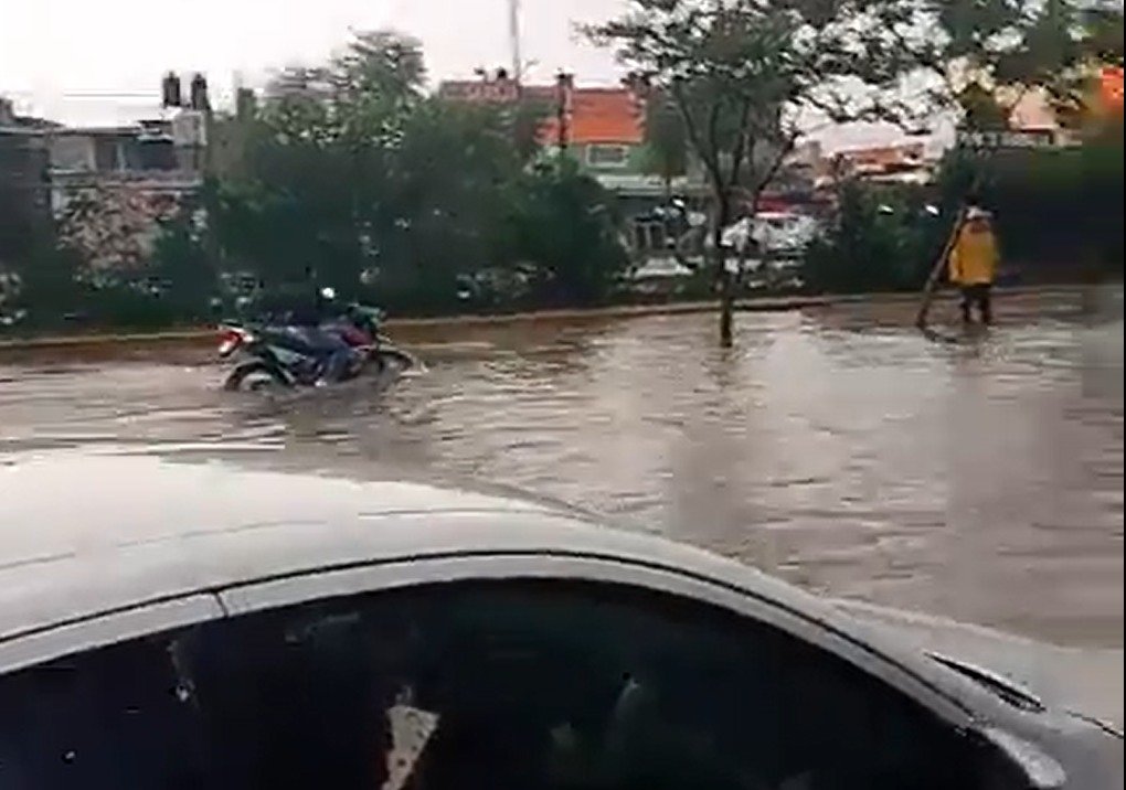 Inundación paraliza avenida del Peñón en Chimalhuacán; vehículos varados y autoridades ausentes