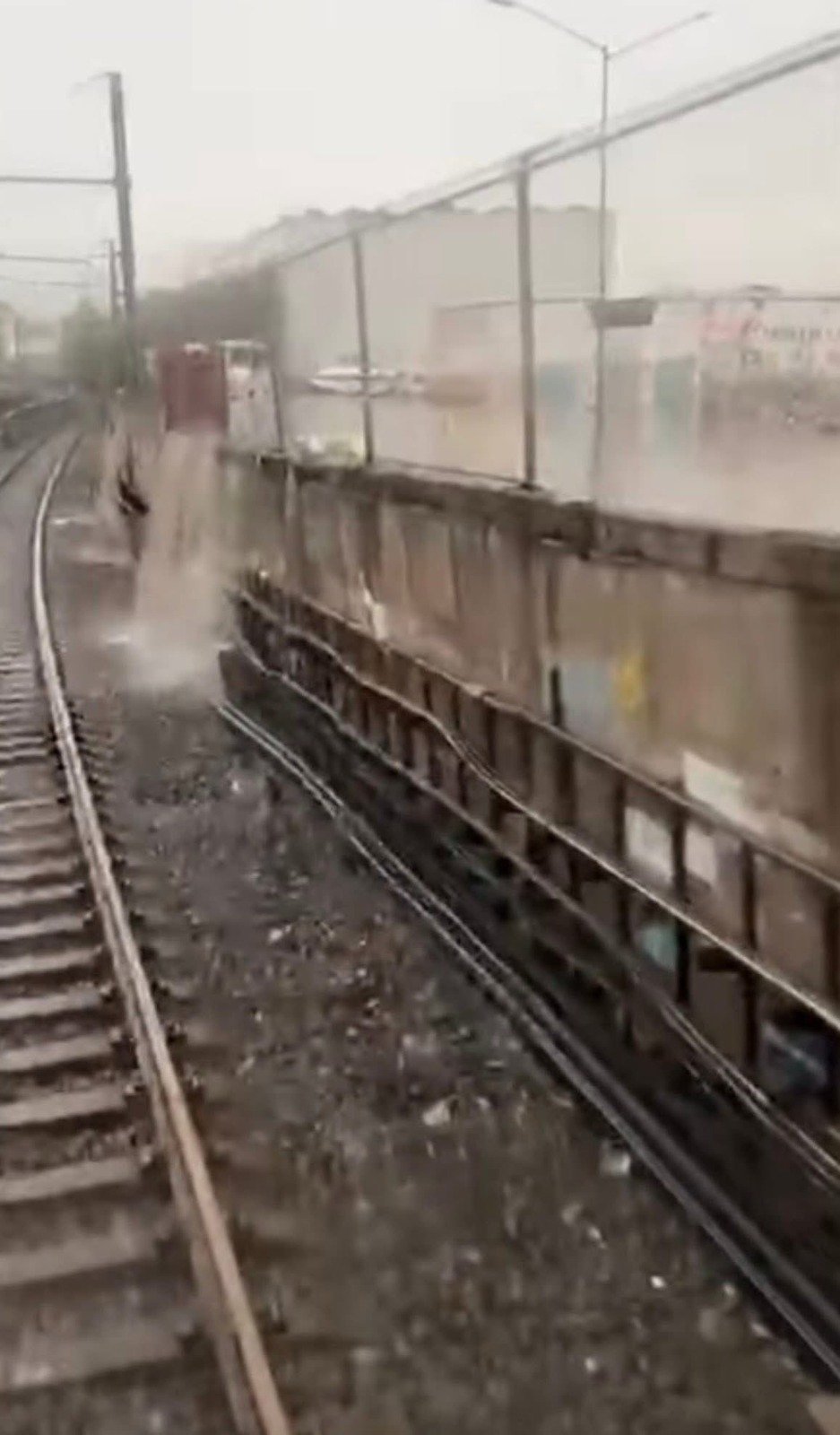 Inundan vías del Metro y provocan desalojo de usuarios por lluvias intensas en la CDMX