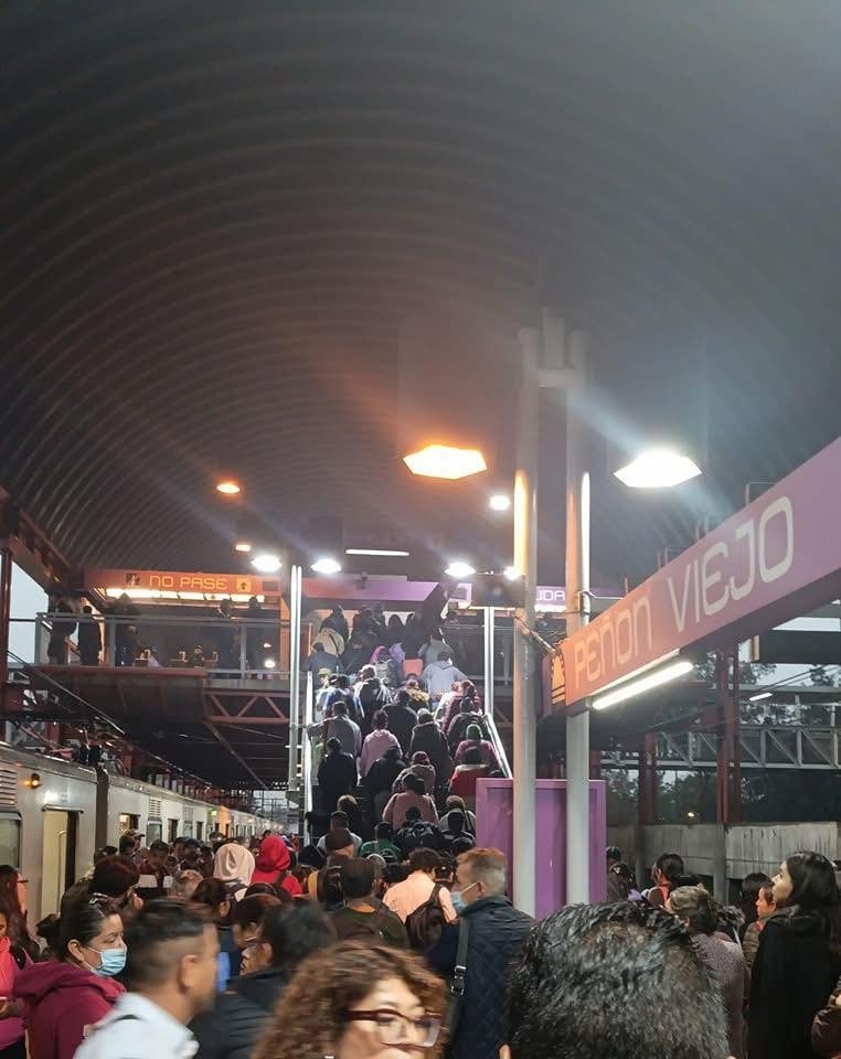 Inundan vías del Metro y provocan desalojo de usuarios por lluvias intensas en la CDMX