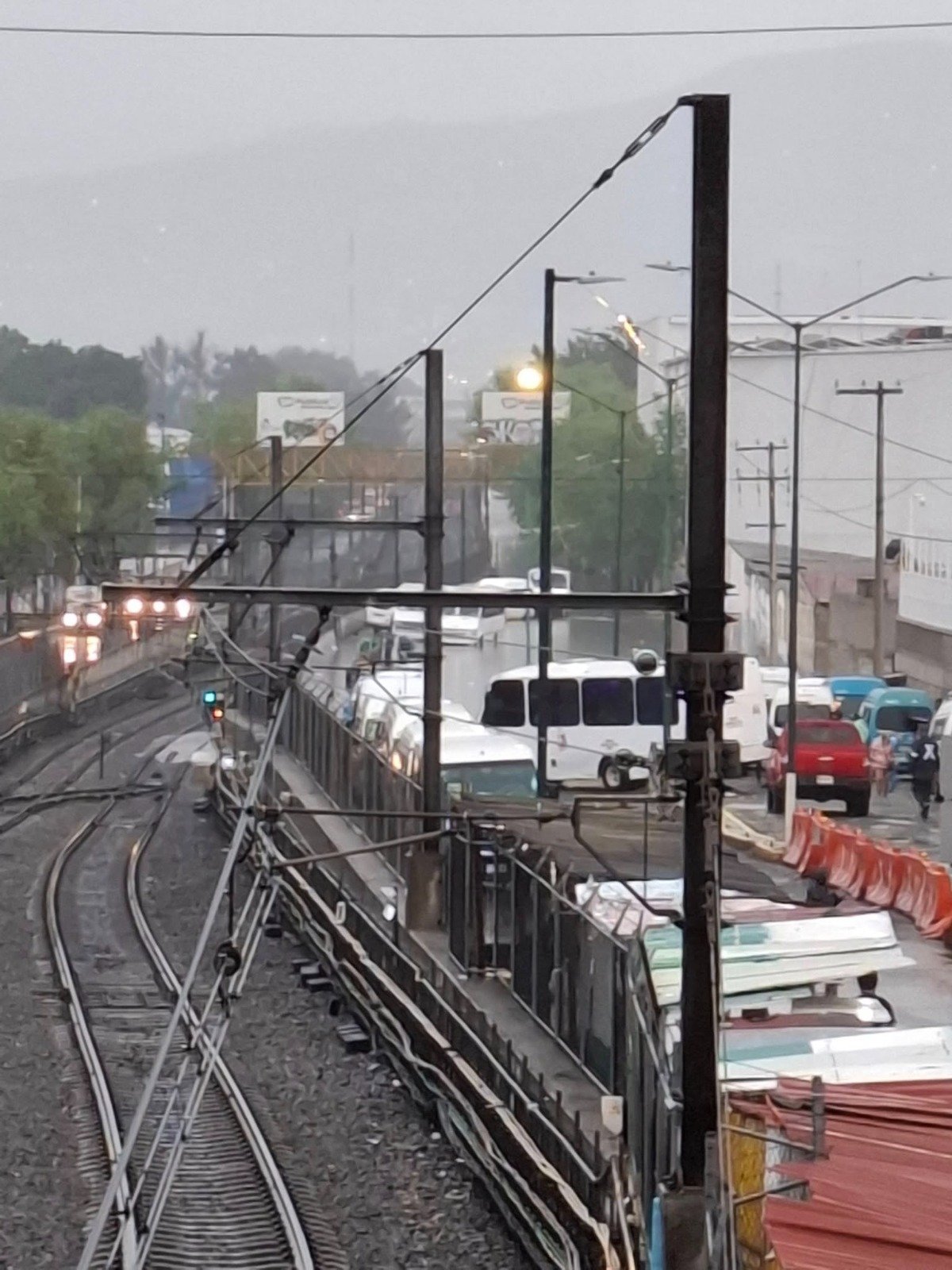 Inundan vías del Metro y provocan desalojo de usuarios por lluvias intensas en la CDMX