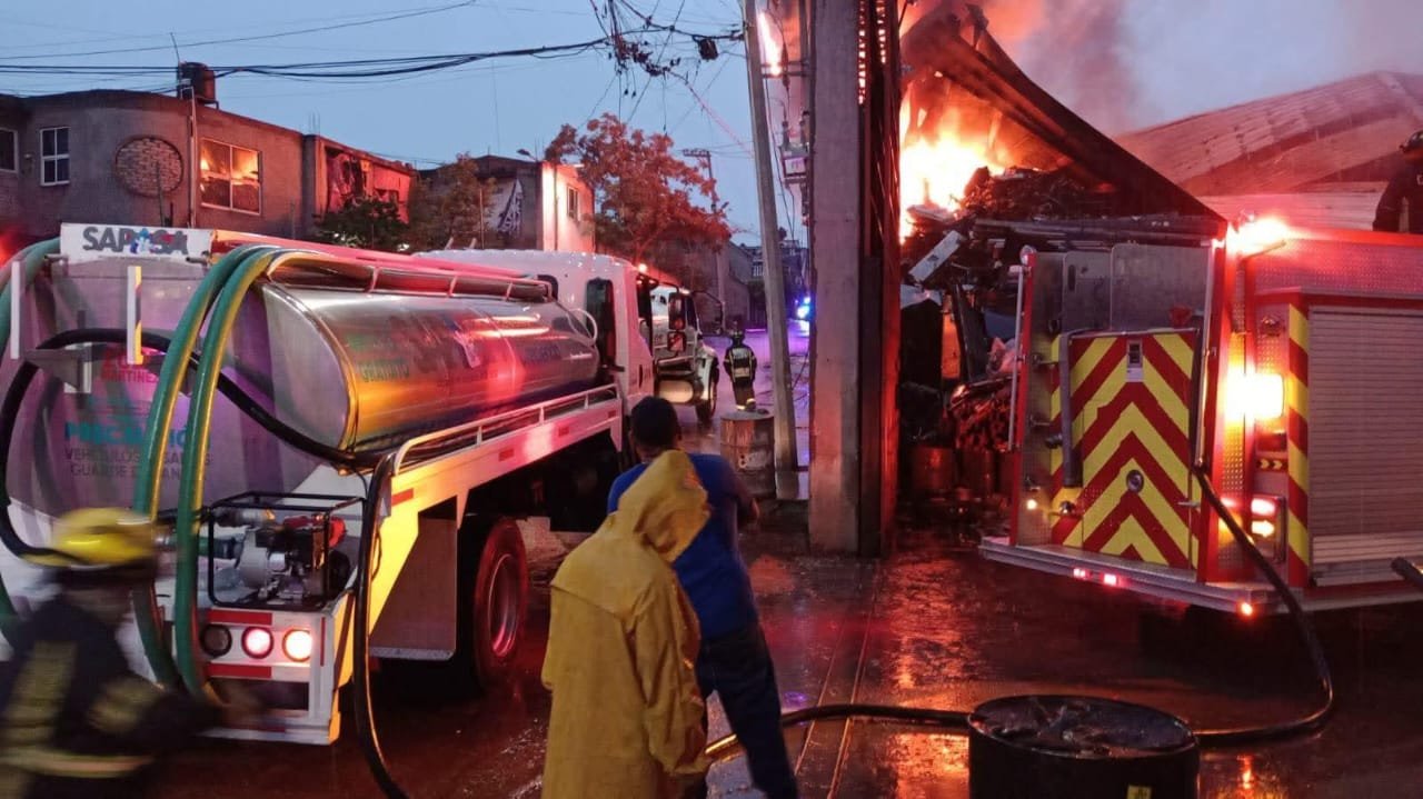 Incendio en recicladora de San José El Jaral moviliza a cuerpos de emergencia