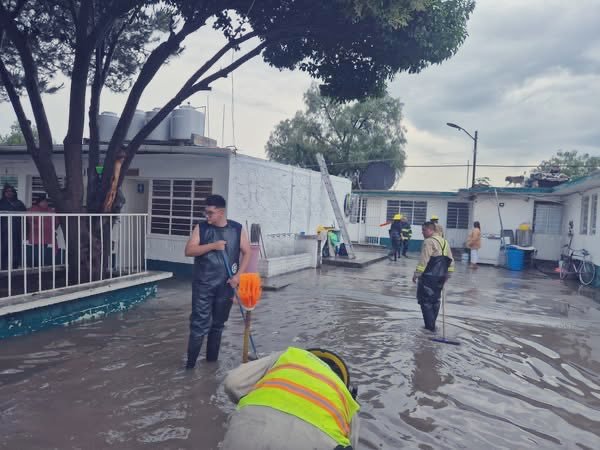 Inundación en primaria de Acolman deja a decenas de niños atrapados; fueron rescatados por patrullas y bomberos