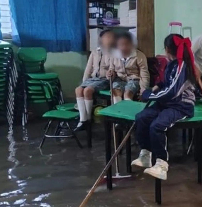 Inundación en primaria de Acolman deja a decenas de niños atrapados; fueron rescatados por patrullas y bomberos
