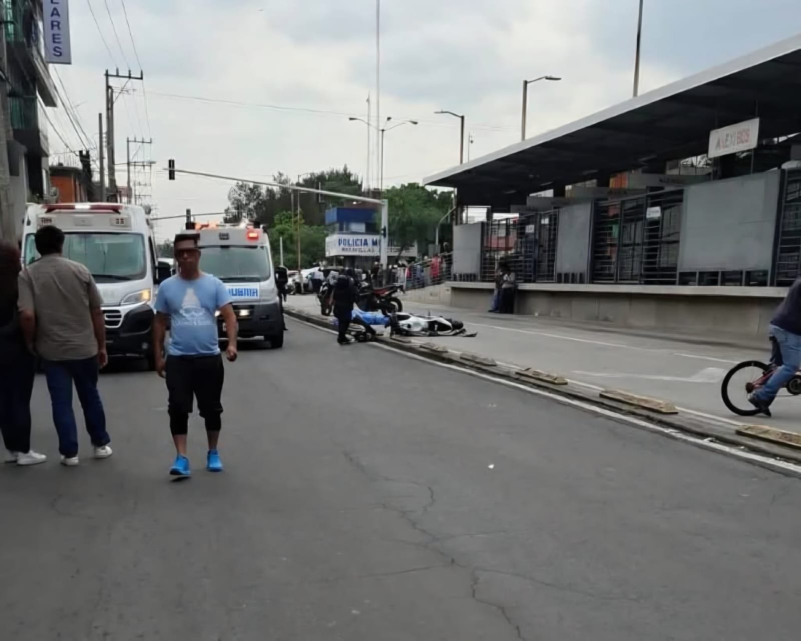 Fatal choque de motos paraliza servicio del Mexibús en Nezahualcóyotl