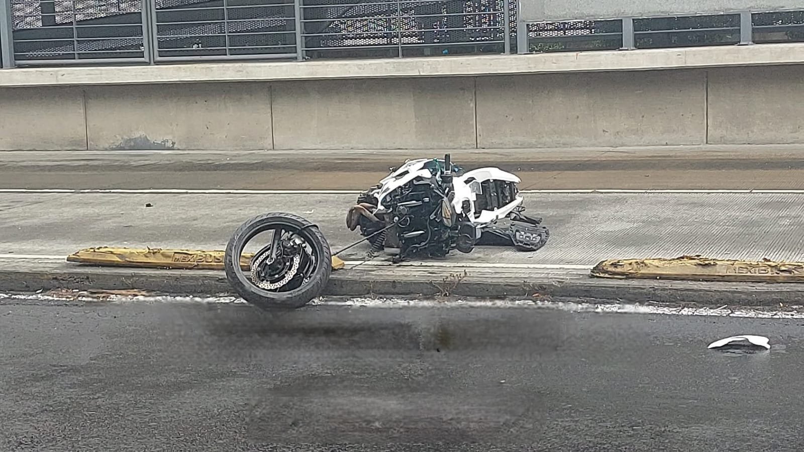 Fatal choque de motos paraliza servicio del Mexibús en Nezahualcóyotl
