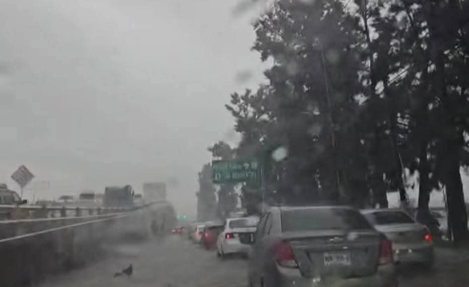 Lluvias provocan encharcamientos y caos vial en la México-Cuautla y México-Puebla