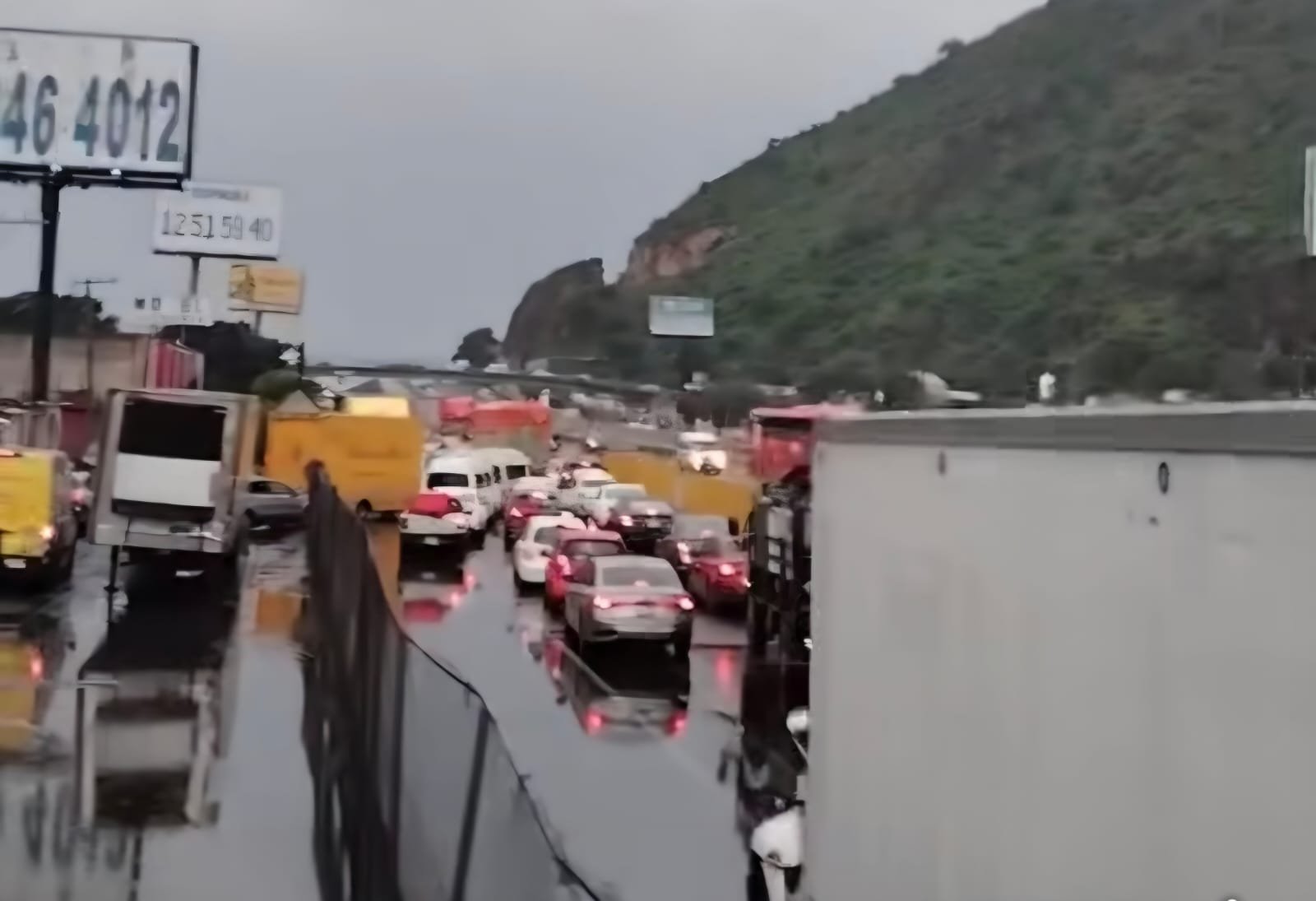 Lluvias provocan encharcamientos y caos vial en la México-Cuautla y México-Puebla