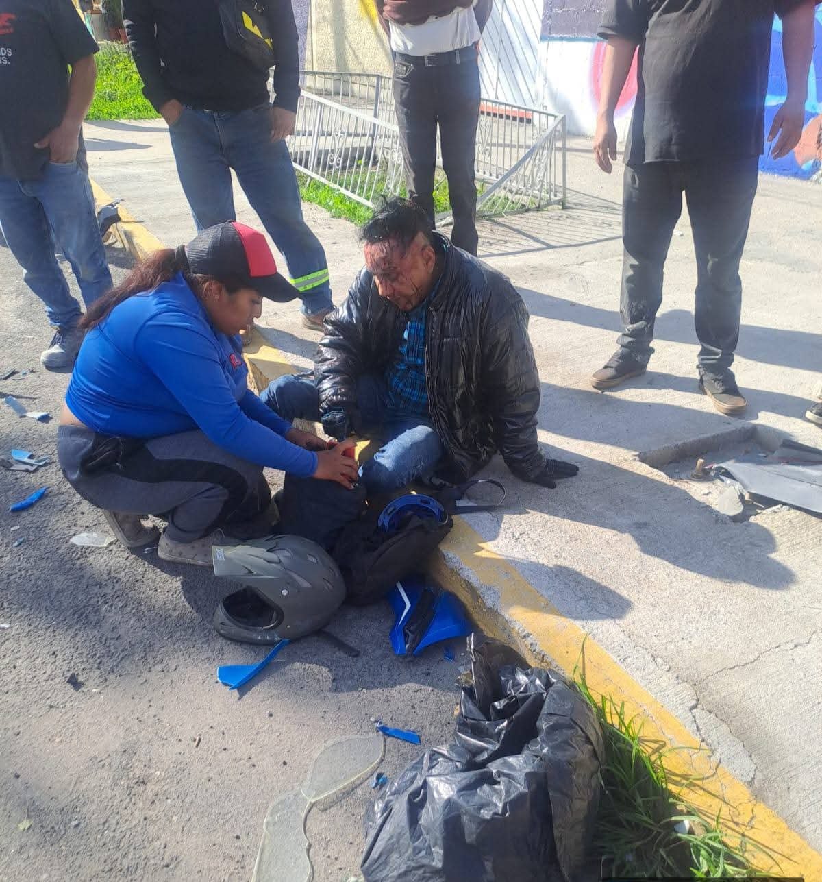 Conductor ebrio arrolla motoneta y puesto de comida en Jardines de Morelos; hay dos heridos