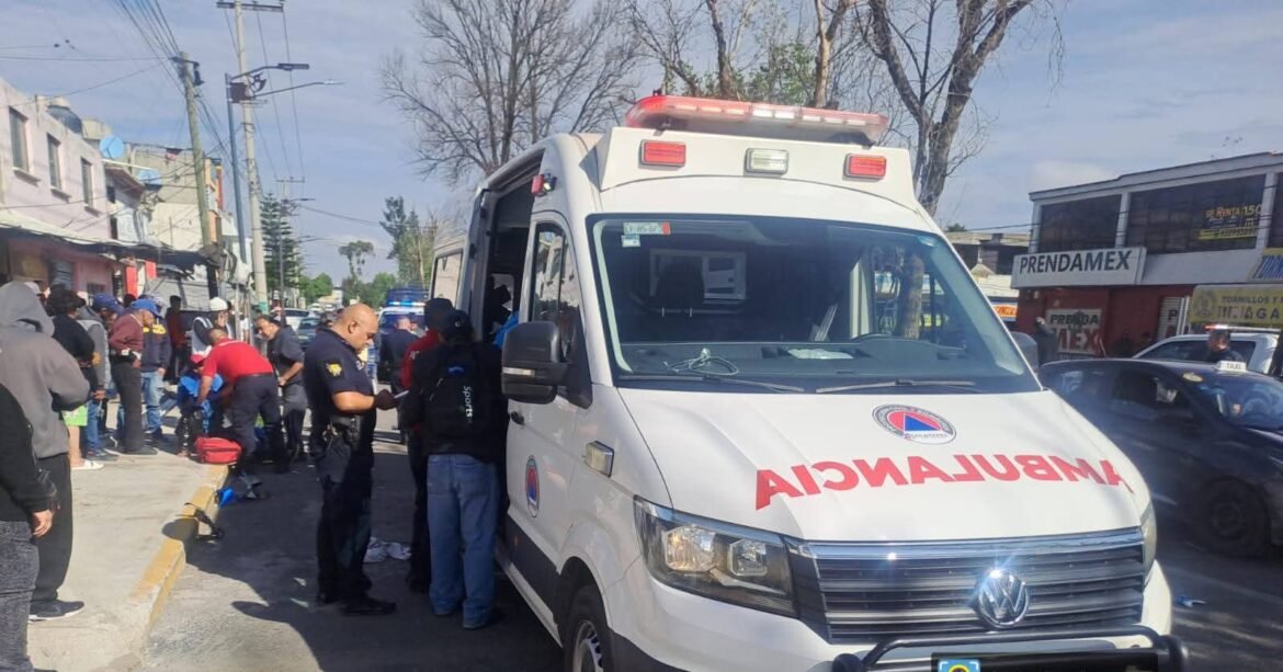 Conductor ebrio arrolla motoneta y puesto de comida en Jardines de Morelos; hay dos heridos