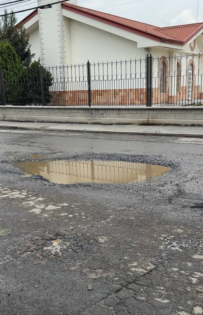 Exigen habitantes de Los Héroes Ixtapaluca reparación real de calles dañadas