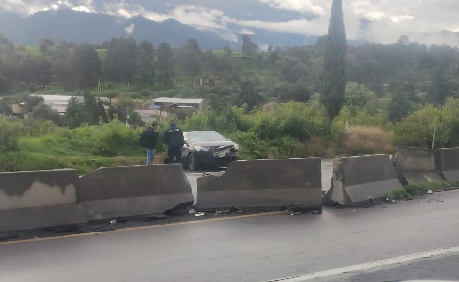Mujer resulta lesionada tras volcadura en el libramiento de Tlalmanalco