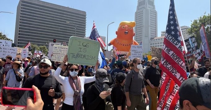 Bajo el lema “No Kings”, miles de personas protestan en EU