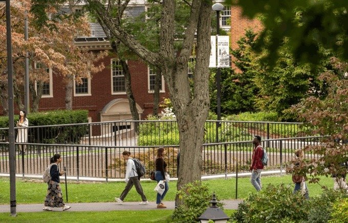 Bloquea jueza veto de Trump a alumnos extranjeros de Harvard