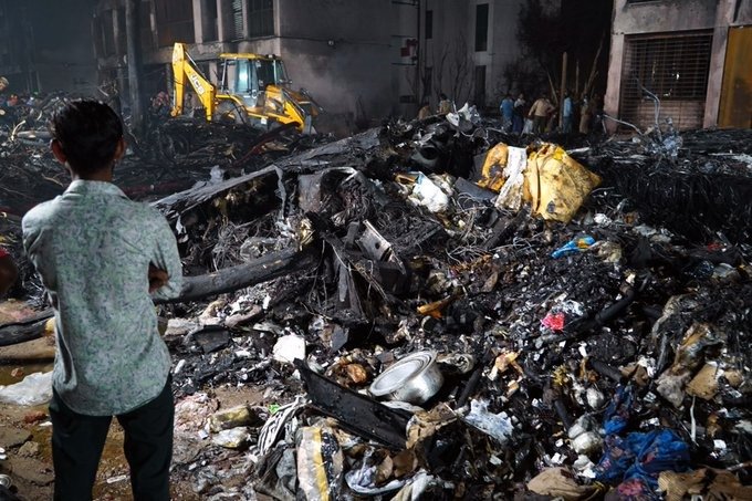 Suman más de 290 muertos tras accidente de avión en la India