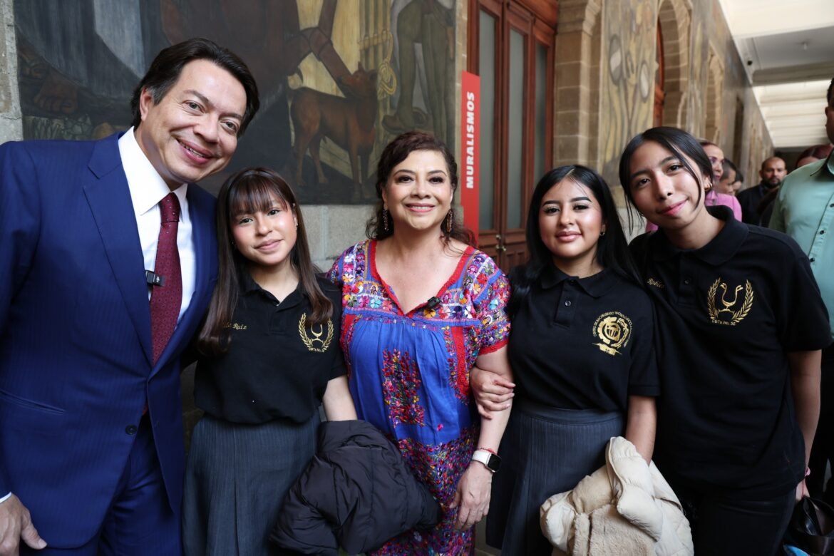 Entregan tarjetas del Bienestar por 189 mdp para rehabilitar 135 bachilleratos en la CDMX