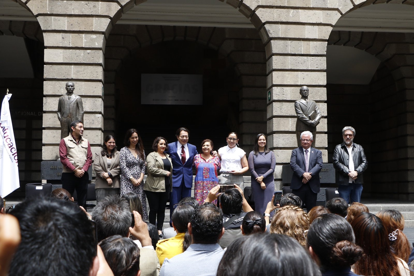 Entregan tarjetas del Bienestar por 189 mdp para rehabilitar 135 bachilleratos en la CDMX