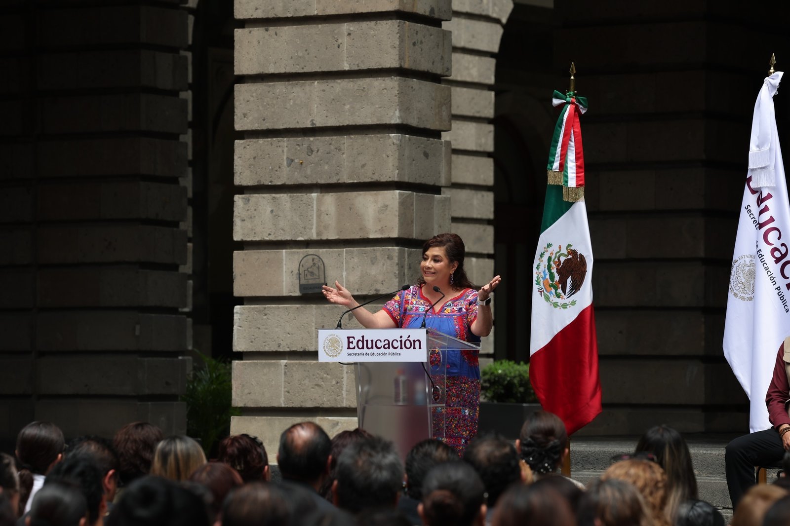 Entregan tarjetas del Bienestar por 189 mdp para rehabilitar 135 bachilleratos en la CDMX