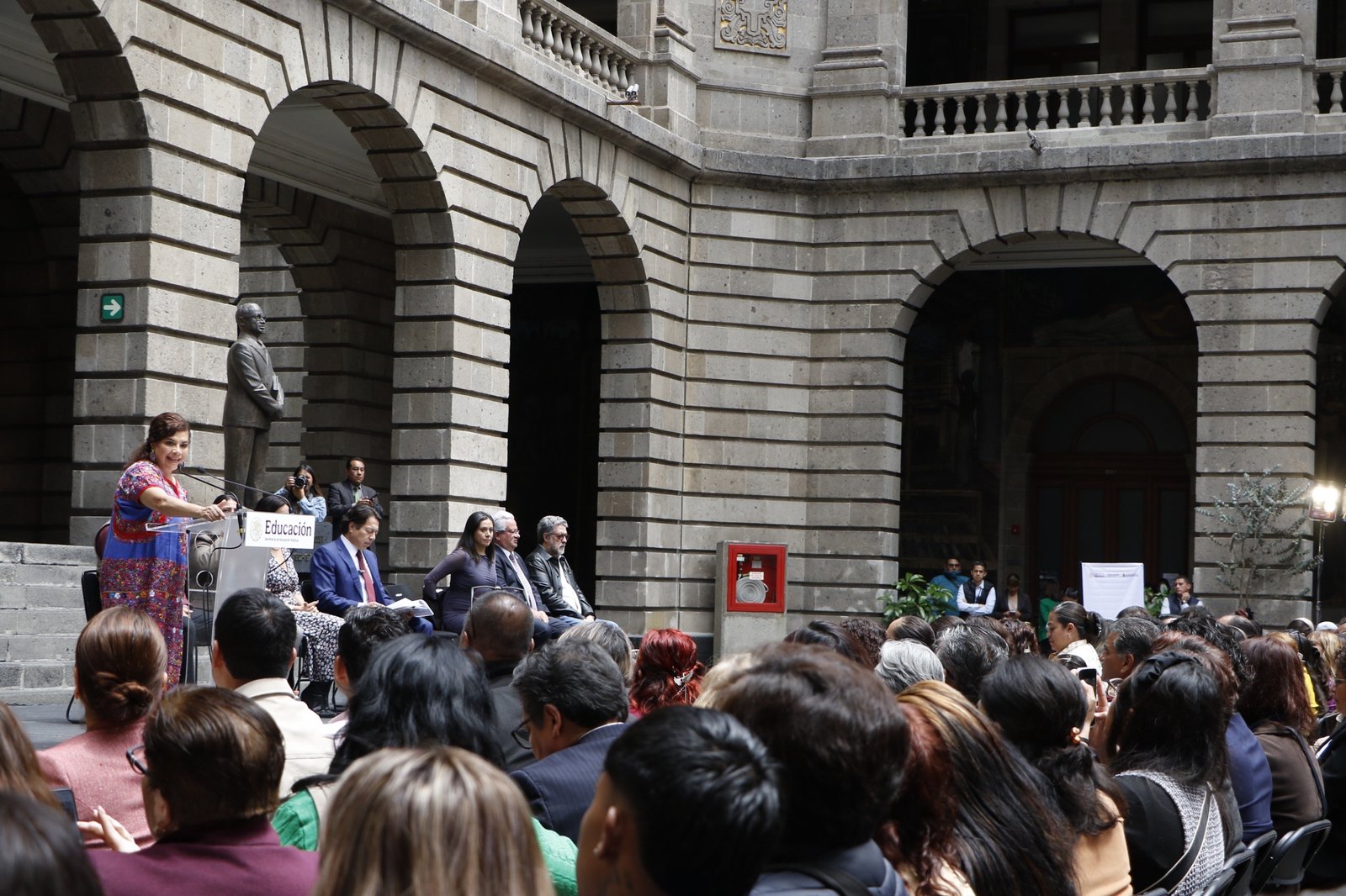 Entregan tarjetas del Bienestar por 189 mdp para rehabilitar 135 bachilleratos en la CDMX