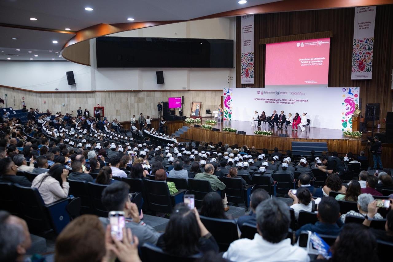 Encabeza Clara Brugada graduación de 183 enfermeras y 33 enfermeros