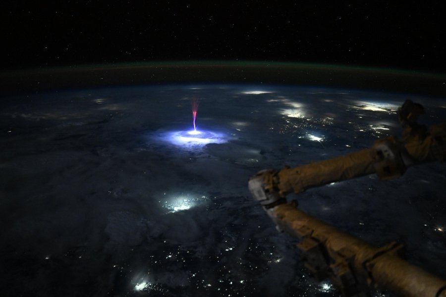 NASA capta extraño «duende rojo» sobre México