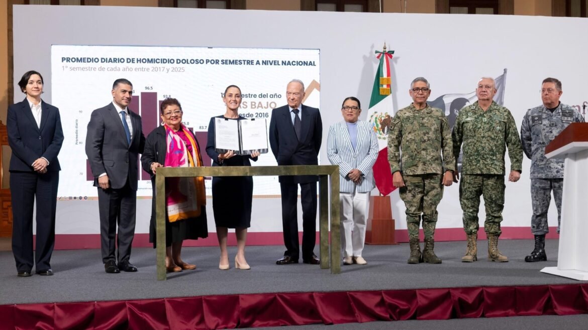 Firma Sheinbaum reforma para emitir Ley General Contra la Extorsión
