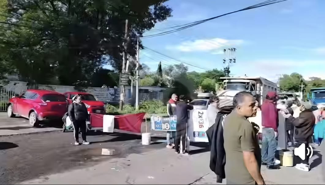 Pacientes renales bloquean la México–Puebla por retiro de hemodiálisis